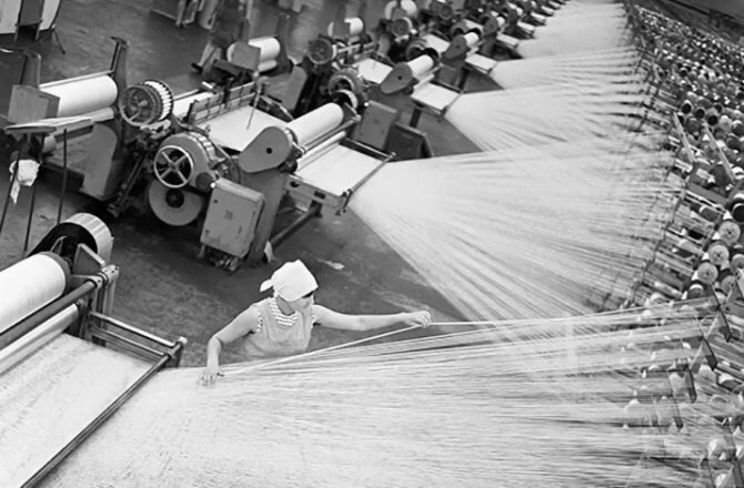 Сплетение нитей на фабрике