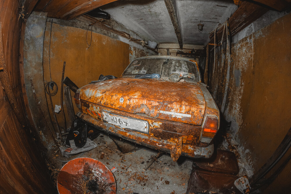 ГАЗ-24 в заброшенном гараже. Похоже, но на фото состояние куда лучше, чем было в реальности.