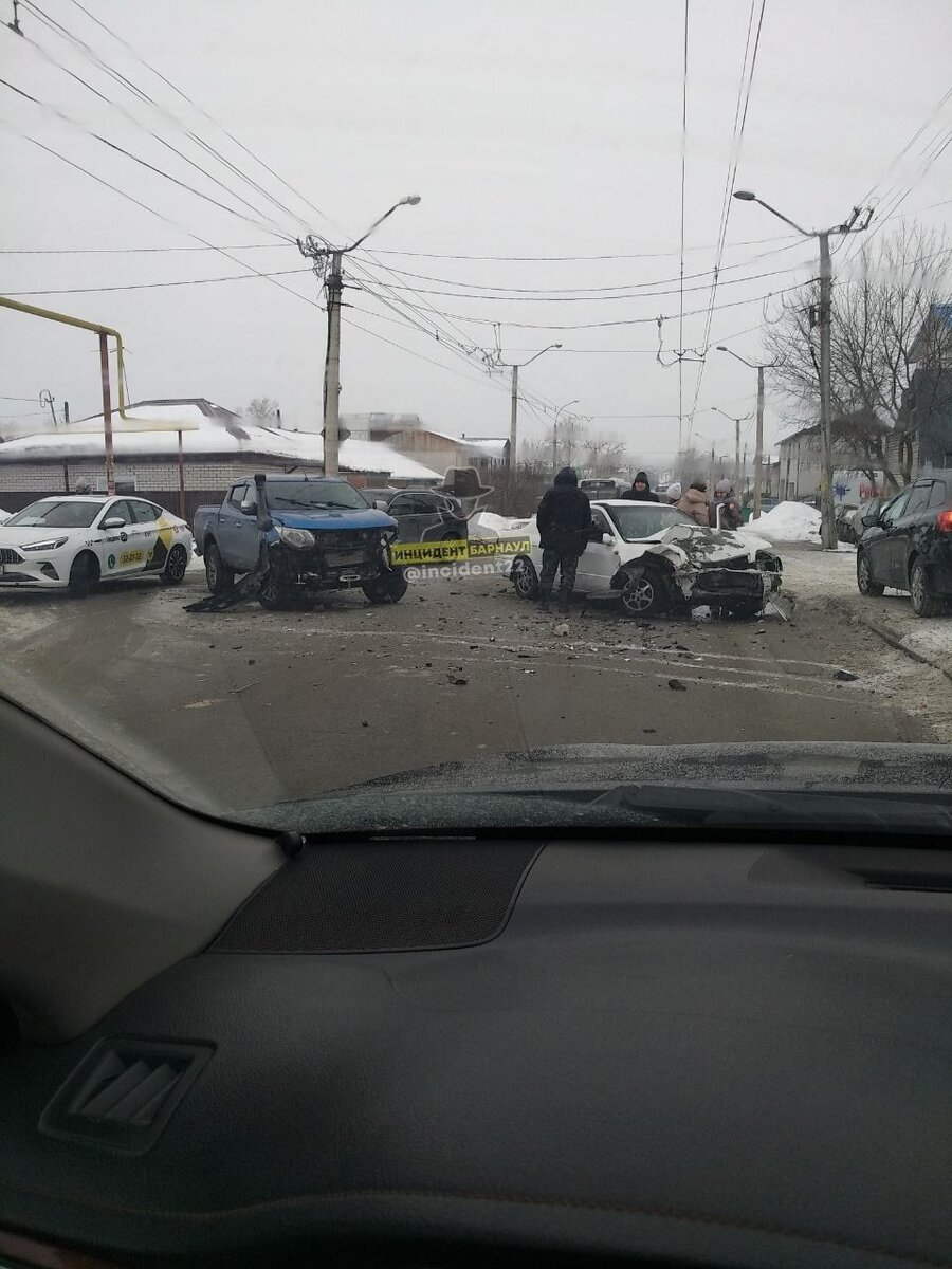 В Барнауле в лобовом ДТП на Матросова разбились легковушки | ТОЛК | Дзен