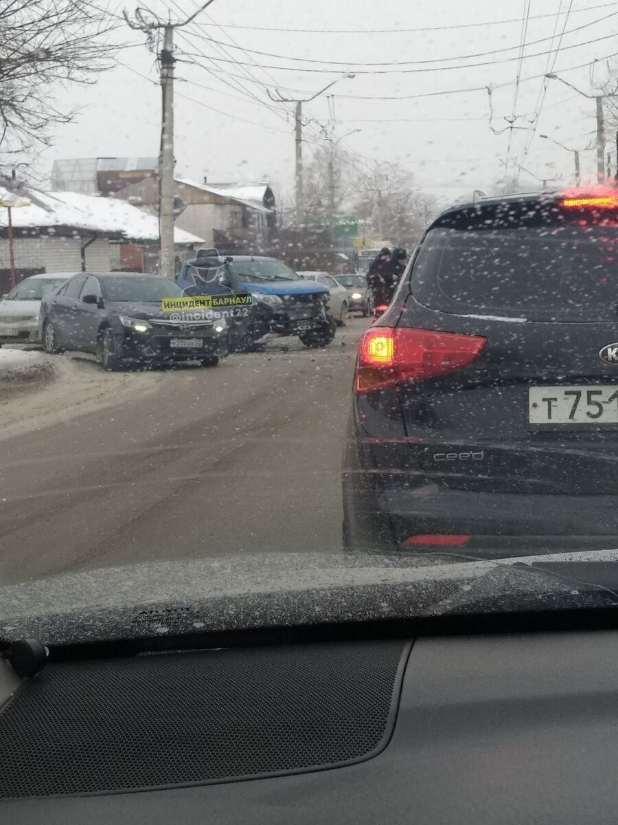    ДТП в Барнауле. Источник: "Инцидент Барнаул"