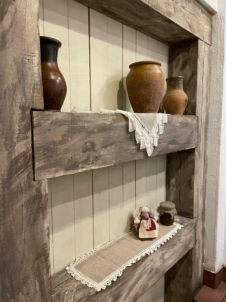 Официанты ходят в народных костюмах, на фоне играют белорусские мелодии, у дамской комнаты окно в белорусскую избу.