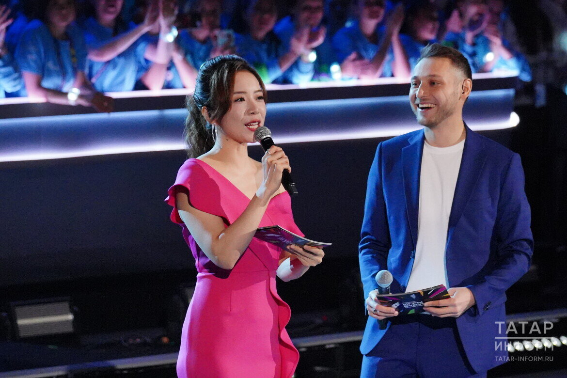 ​Игорь Лантратов вел церемонию на русском, китайская телеведущая Дуань Юушан – на английском Фото: © Владимир Васильев / «Татар-информ»