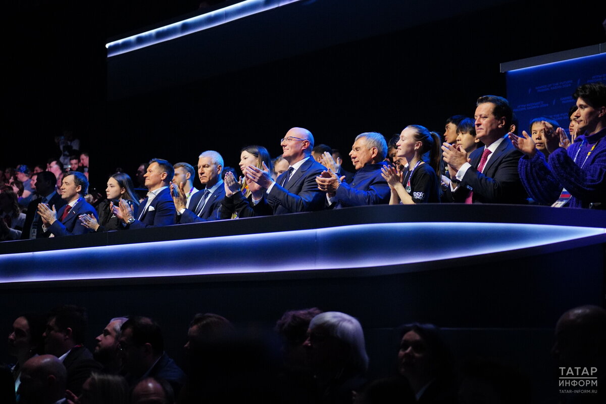 Почетными гостями церемонии закрытия «Игр будущего» стали вице-премьер РФ Дмитрий Чернышенко, министр спорта РФ Олег Матыцин и Раис Татарстана Рустам Минниханов. Фото: © Владимир Васильев / «Татар-информ»