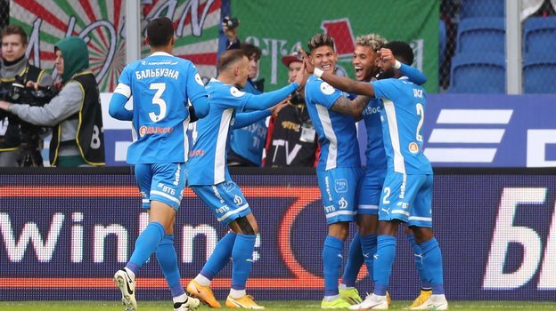    Игроки «Динамо» радуются голу Бителло.Федор Успенский