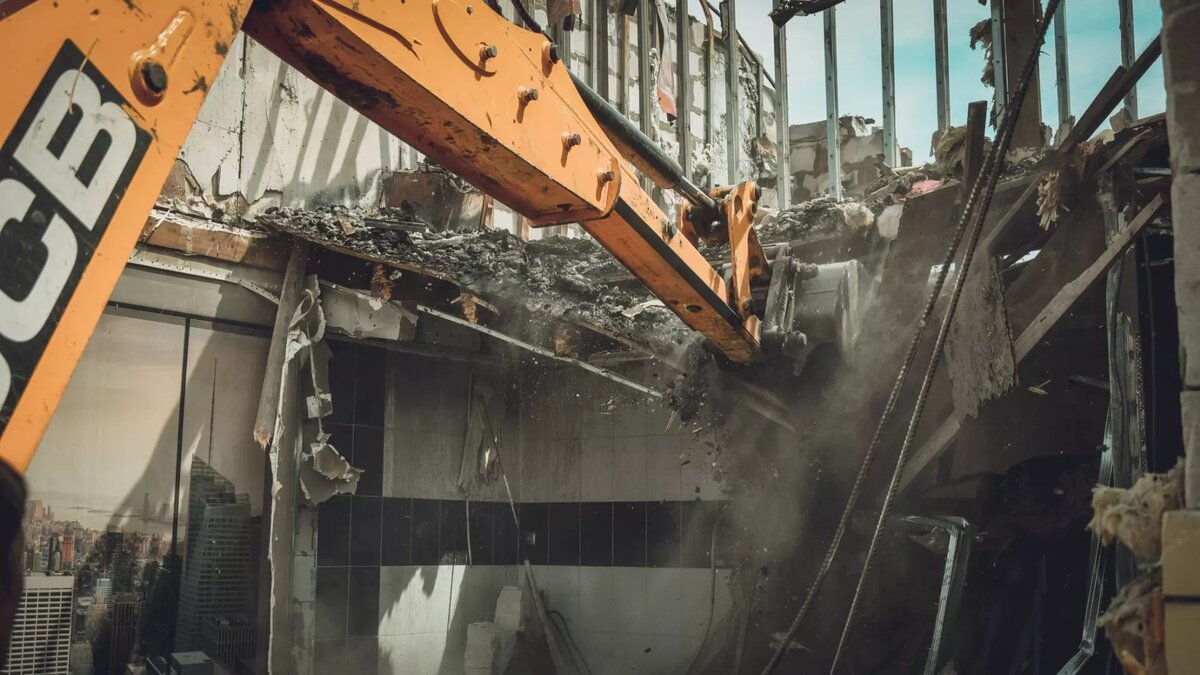     Одноэтажное здание из сэндвич-панелей находится на участке, который принадлежит местной компании «Водный мир».