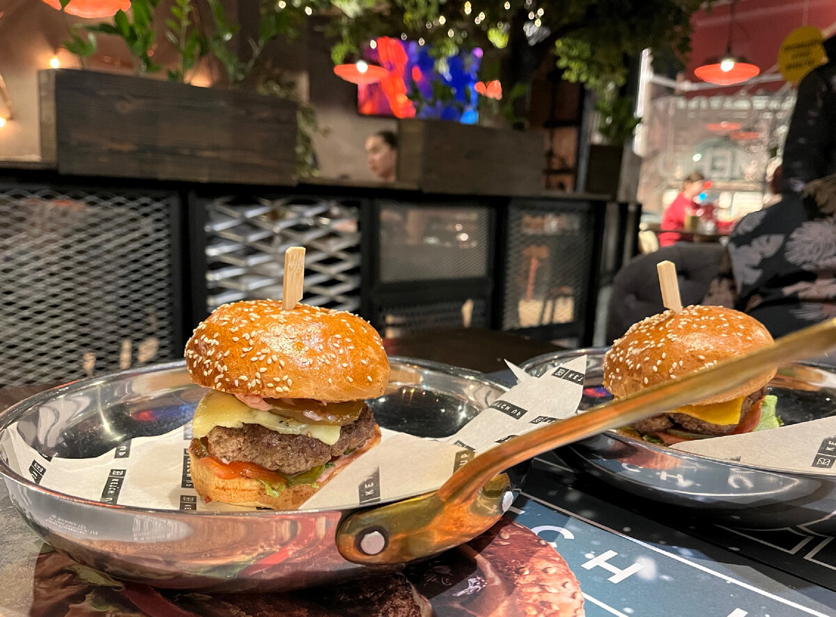 Я заказала себе бургер с сыром доб-блю, запеченной грушей и малиновым соусом 🔥