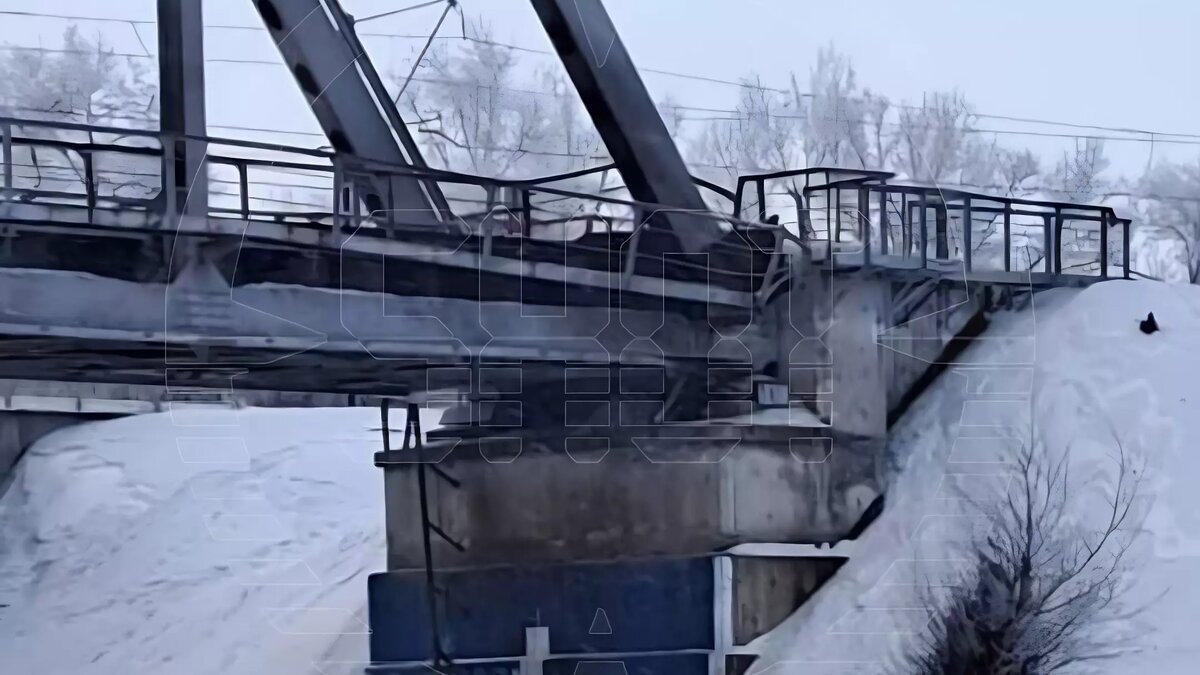     В Самарской области произошел взрыв на железнодорожном мосту. Об этом Telegram-канал SHOT сообщает со ссылкой на очевидцев.