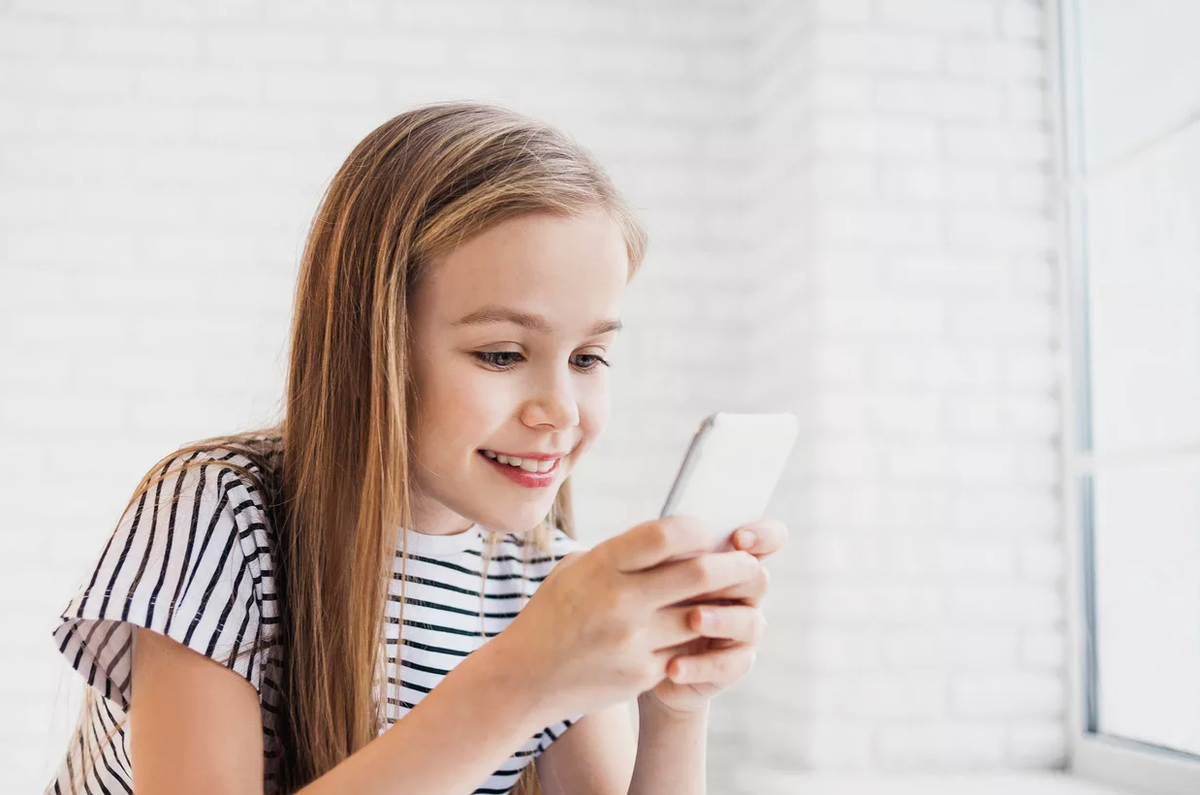 Девочка с телефоном в руках. Фото взято из открытых источников.