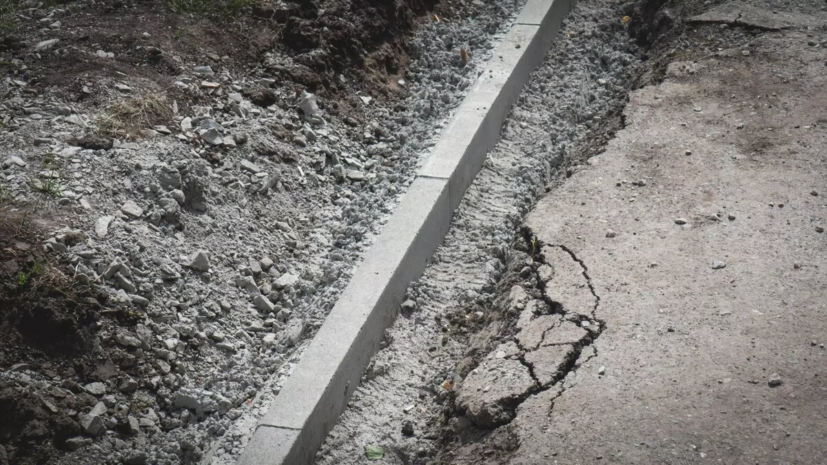     В Устиновском районе Ижевска приведут в порядок 12 тротуаров. В основном они ведут к школам и детским садам.