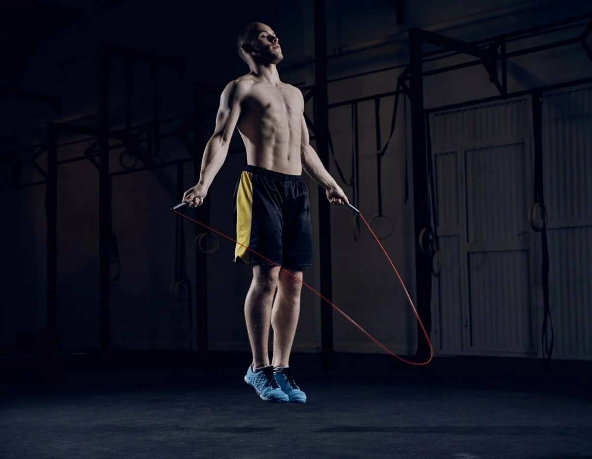 Какое упражнение лучше для снижения веса: прыжки со скакалкой или бег? Можно ли успешно заменить беговые тренировки прыжками на скакалке?Разбираемся в преимуществах и недостатках каждого из этих упражнений, чтобы помочь вам выбрать лучший способ похудения.

Бег и прыжки со скакалкой — отличные виды упражнений для развития выносливости и сжигания калорий. Такие занятия недорогие, потому что почти не требуют оборудования. Вот почему многие специалисты советуют включать их в свой режим тренировок. Но все же, какой из этих двух вариантов остается наиболее полезным и предпочтительным?

Что сжигает больше калорий
Если сравнить результаты от двух этих упражнений, то окажется, что тренировка со скакалкой низкой интенсивности сжигает около 105 калорий, средней интенсивности — 140 калорий, высокой — 146. Бег же дал немного другие результаты: высокоинтенсивная тренировка позволила сжечь 140 калорий, средняя интенсивность — 125, низкая — 117.

Таким образом, показатели мало разнятся, но все же бег оказался более эффективен при низкой интенсивности тренировок, в остальных же случаях лучшими оказались прыжки.

Если же сравнивать упражнения еще по одному аспекту — сжигание жира, то первое место все же займет скакалка. Преимущества бега
Доказано, что бег снижает риск смерти на 40% и увеличивает продолжительность жизни примерно на три года. Кроме того, многие спортсмены бегают на улице, что полезно для психического здоровья. Нижняя часть тела значительно выигрывает от таких занятий.

Главное преимущество бега — влияние на продолжительность жизни.

Бег повышает общую выносливость, укрепляет сердечно-сосудистую систему, улучшает работу легких и мышц, ускоряет обмен веществ и помогает похудеть. Эндорфины, повышающие настроение и снижающие уровень стресса, тоже вырабатываются во время бега.

Мышечная активность при беге
При беге задействованы многие мышцы тела, но наиболее активно работают следующие:

Квадрицепс (четырехглавая мышца бедра) — это крупнейшая мышца, которая расположена на передней стороне бедра. Она отвечает за подъем ноги и расширение коленного сустава во время бега.
Большая ягодичная мышца — это большая и мощная мышца, которая расположена на задней стороне таза и отвечает за продвижение бедра назад и поддержание равновесия во время бега.
Голеностопный икроножный комплекс — это группа мышц на задней стороне голени, которые отвечают за движение стопы и подъем на носки.
Брюшные мышцы — это группа мышц, которая расположена на передней стенке живота и отвечает за поддержание стабильности туловища и управление дыханием во время бега.
Трехглавая мышца плеча — это мышца, которая отвечает за движение верхней части руки и стабилизацию плечевого сустава во время бега.
Кроме того, при беге задействованы и другие мышцы, такие как мышцы спины, бедра, груди и шеи. Работа всех этих мышц синхронизируется для создания эффективного движения тела во время бега корпуса тела и поддержания равновесия. Кроме того, вы используете мышцы рук и плеч для кручения веревки скакалки.Хорошая техника прыжков на скакалке поможет сделать эту тренировку более эффективной и безопасной.Какие мышцы задействованы при прыжках на скакалкеПрыжки на скакалке активно вовлекают большинство групп мышц в теле, включая икроножные, бедренные, ягодичные, мышцы пресса, спины, а также мышцы рук и плечевого пояса. Это делает скакалку эффективным инструментом для тренировки организма.Правильная техника прыжков на скакалкеВот некоторые рекомендации для правильной техники прыжков на скакалке:
Держите тело прямо. Старайтесь не наклоняться вперед или назад, а также не раскачиваться вбок.
Держите локти прижатыми к телу. Это поможет сократить усилия, необходимые для вращения скакалки.
Держите кисти рук над поясом. Это поможет сохранить правильную позицию рук и уменьшить нагрузку на плечи.
Смотрите перед собой. Не смотрите на веревку, а сосредоточьтесь на точке перед вами.
Прыгайте с помощью запястий, а не всего тела. Это поможет сохранить более плавный и контролируемый ритм прыжков.
Легко приземляйтесь на носки ног. Не приземляйтесь на пятки, так как это может повредить колени.
Не перенапрягайтесь. Начните с медленных и контролируемых прыжков и увеличивайте скорость постепенно.
Прерывайте тренировку, если почувствуете боль в ногах, коленях или других частях тела.
Помните, что правильная техника прыжков на скакалке не только повышает эффективность тренировки, но и помогает предотвратить травмы.Какое упражнение все-таки лучшеНа самом деле, все зависит от вас и ваших планов. Так, если вы не хотите тратить на тренировку много времени, то стоит выбрать скакалку. Если же и времени, и пространства достаточно, то бег все же стоит включить в свой план и, например, чередовать его со скакалкой.Комплекс действенных упражнений 