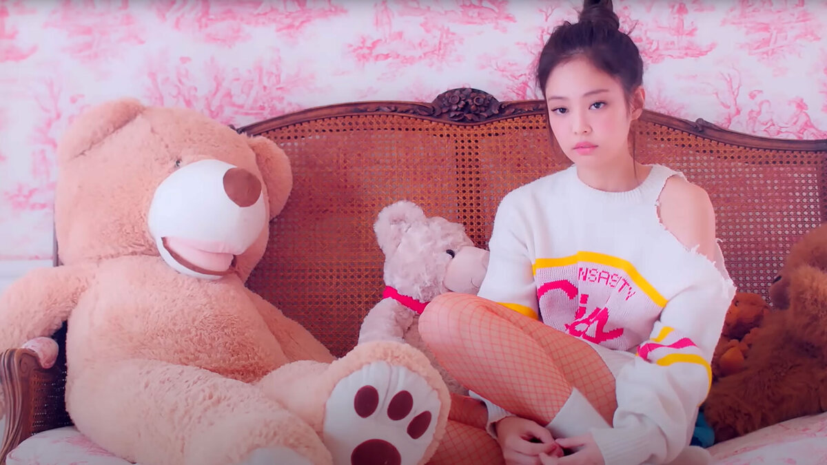    Кадр из клипа JENNIE — 'SOLO' M/V   
Канал BLACKPINK на YouTube
