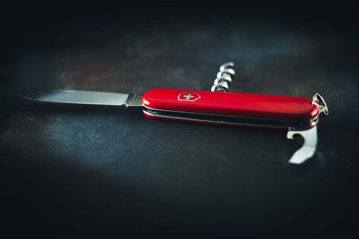 Для ручной клади подходит швейцарский нож Victorinox — он умещает в себе много разных инструментов и нет замка для фиксации. Источник: unsplash.com. Автор: Tigran Hambardzumyan