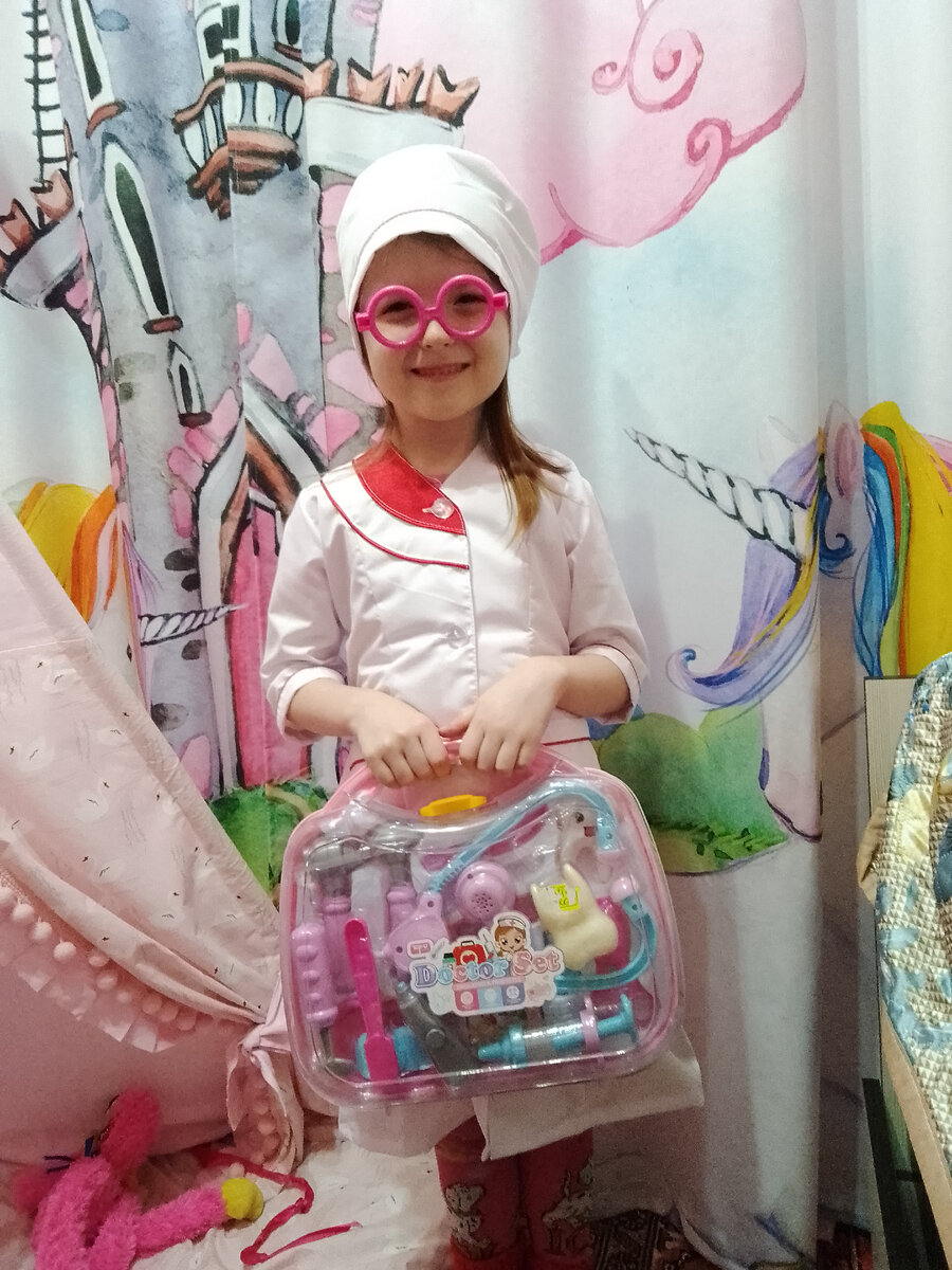 Катя - та ещё актриса. Нарядившись в костюм доктора, ведёт себя как настоящее светило медицины)) В её представлении, конечно. И не вздумайте назвать её Катей, когда она в образе!