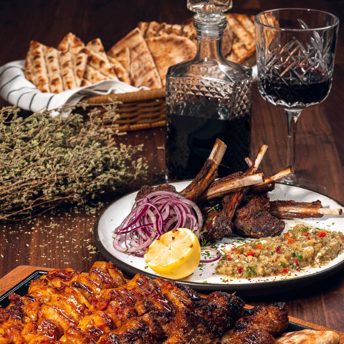 Мясной четверг Τσικνοπέμπτη в ресторане Порто Миконос