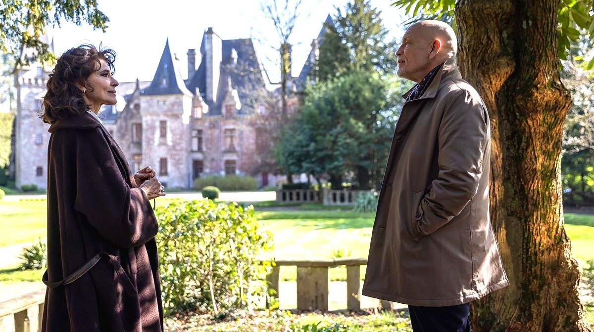 - О да, конечно, я помню вас, мсье! Как можно не узнать знаменитого "дьедущка Кузья" из "Educazione siberiana"! А купола на спине покажете? 