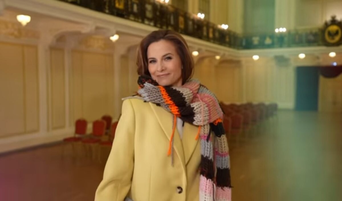    Вместо старых вещей Александр Рогов подобрал для нее яркие образы от локальных брендов