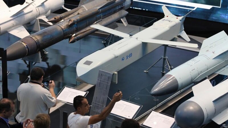 На фото: Х-69 - малозаметная тактическая крылатая ракета большой дальности. Носитель истребитель стелс Су-57. Источник: https://cdn-storage-media.tass.ru/resize/976x648/tass_media/2022/09/21/P/1663802055549092_PwM2dCGS.jpg