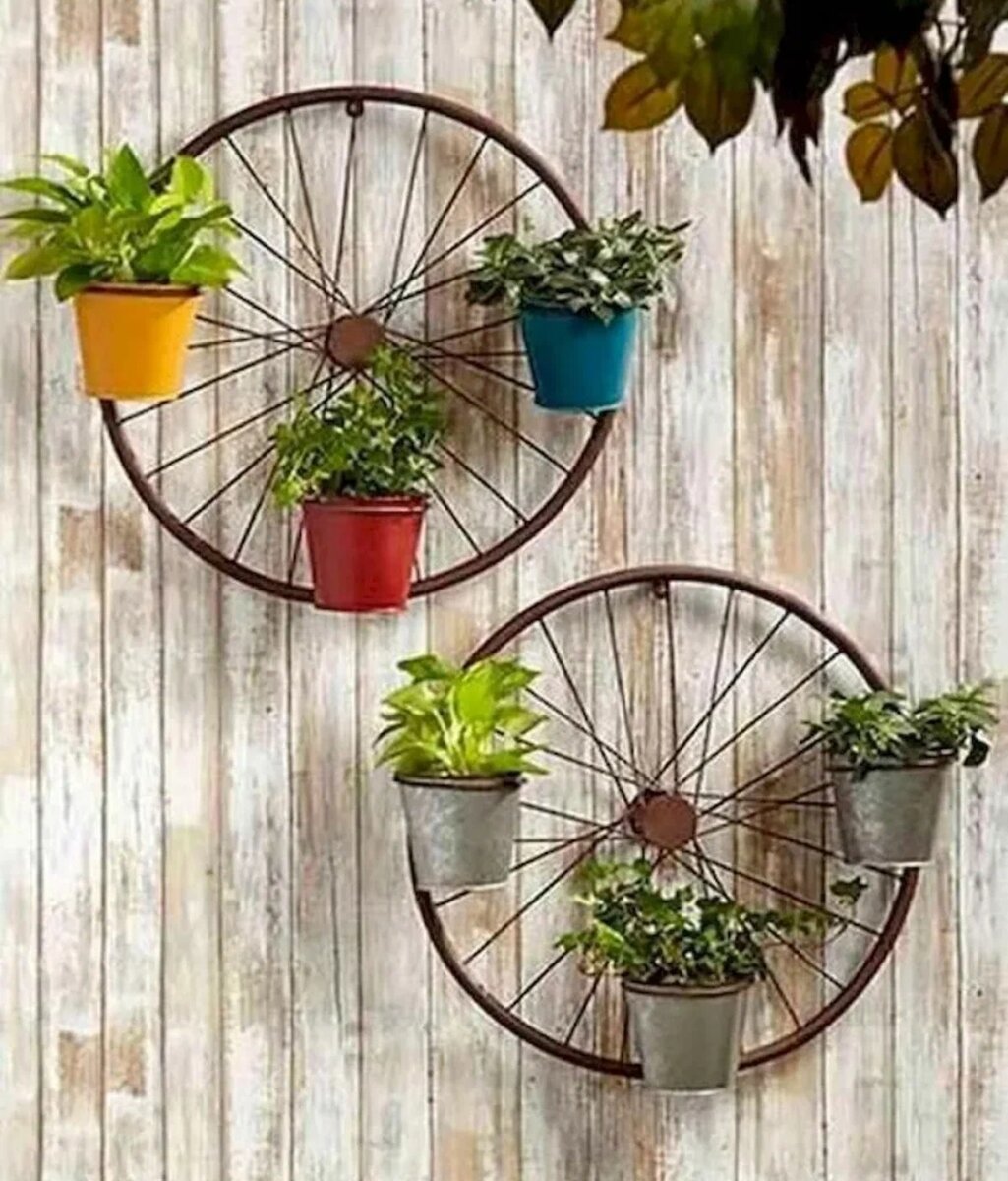 Композиция из велосипедных колёс с цветочными кашпо