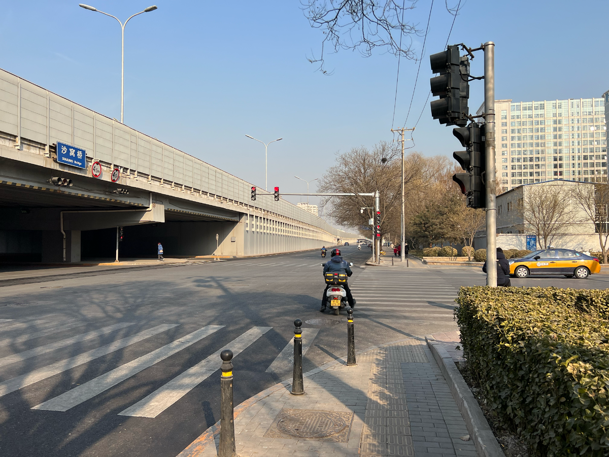 Пекин мне показался довольно чистым городом с хорошей развитой инфраструктурой, с прекрасными людьми, со своей уникальной кухней. Здесь без преувеличения можно найти буквально всё!