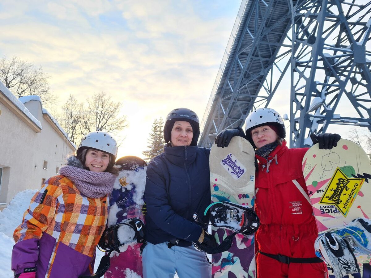 Позади нас - трамплин, с которого прыгают лыжники