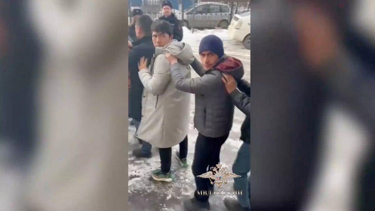     В Красноярске задержали работников коммерческого центра тестирования мигрантов. Они помогли нелегально сдать экзамен по русскому языку более чем 200 мигрантам.