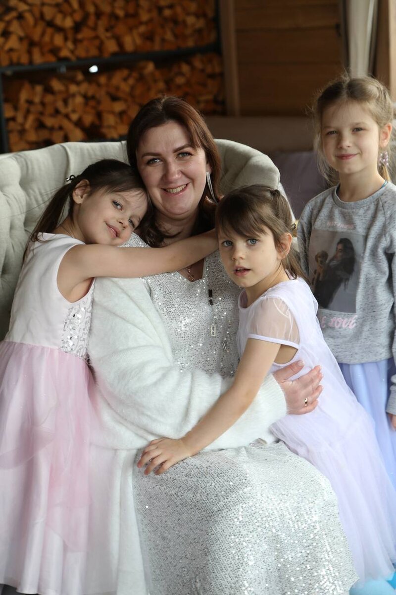 У него на иждивении - четверо детей, а у меня  - одиннадцать..... Ну, ладно! На самом деле, ВСЕГО восемь  маленьких. Старшие-то уже самостоятельные.