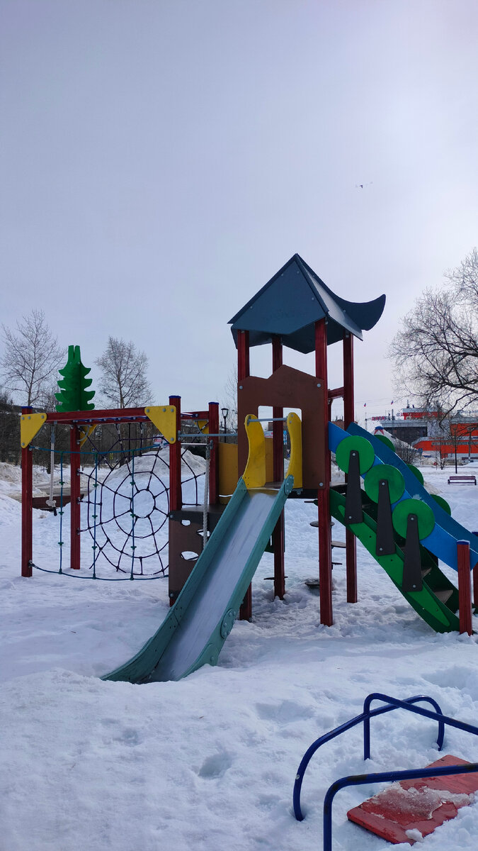 Освободившиеся от снега горки. Фото автора.