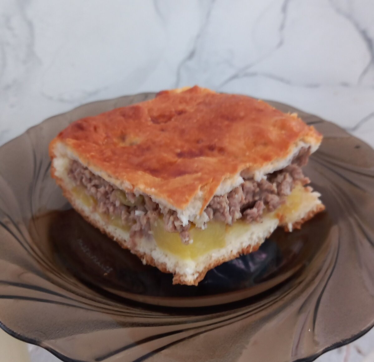 Заливной пирог с мясом. Шарлотка с творогом и яблоками. Шарлотка с творогом. Творожно фруктовый пирог. Пирог с яблоками.