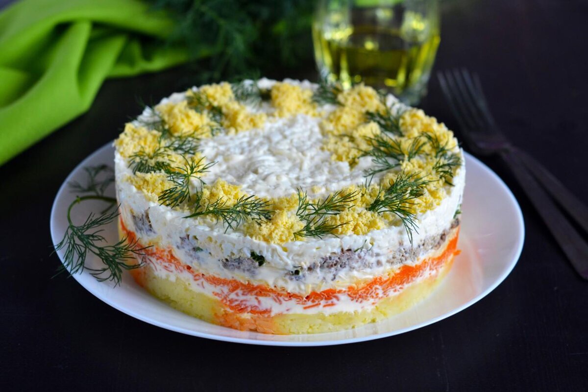 салат с консервой рыбной мимоза. салат мимоза с маслом сливочным. салат с консервой рыбной мимоза. салат мимоза с горбушей и сливочным маслом. эрвин салат мимоза.