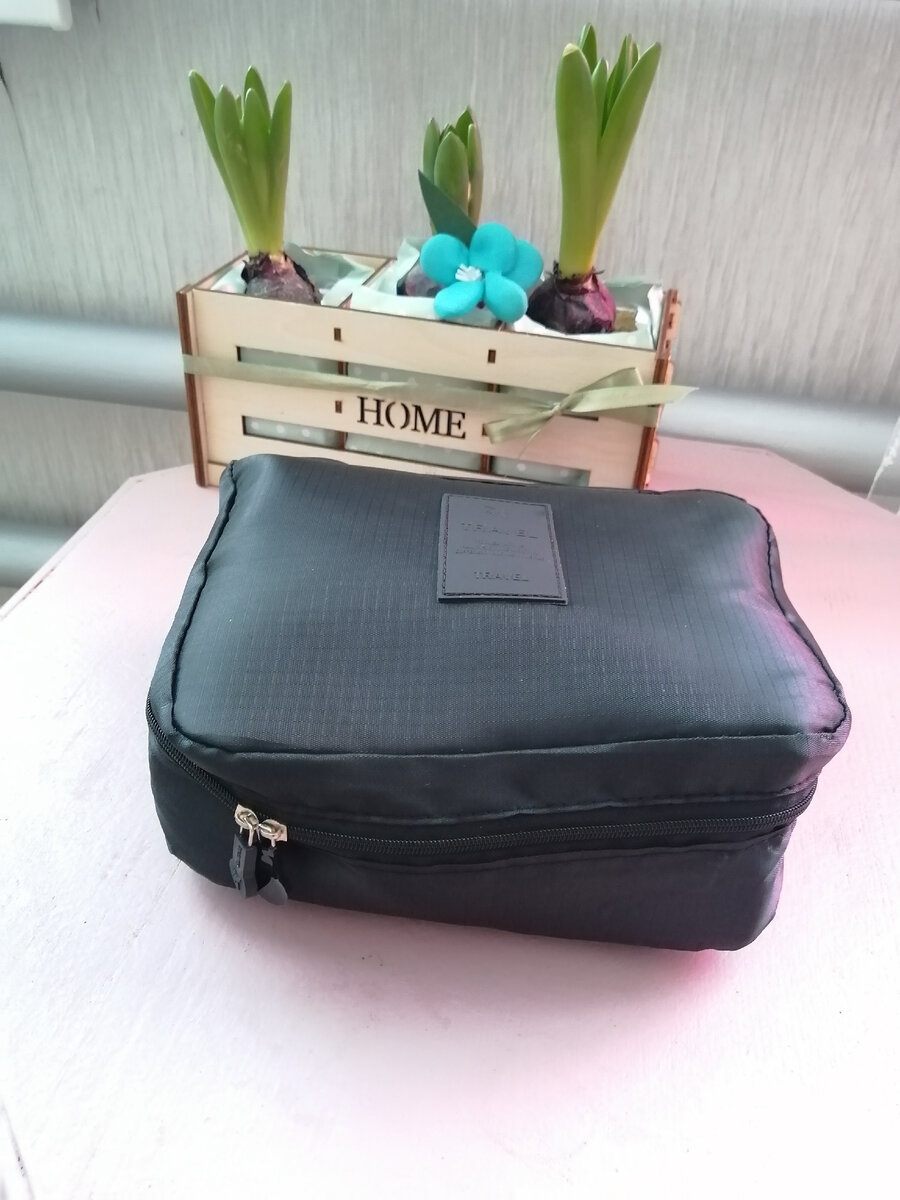 Качество ткани оставляет желать лучшего. Форму держит плохо, но для хранения инвентаря в несезон подойдет. 