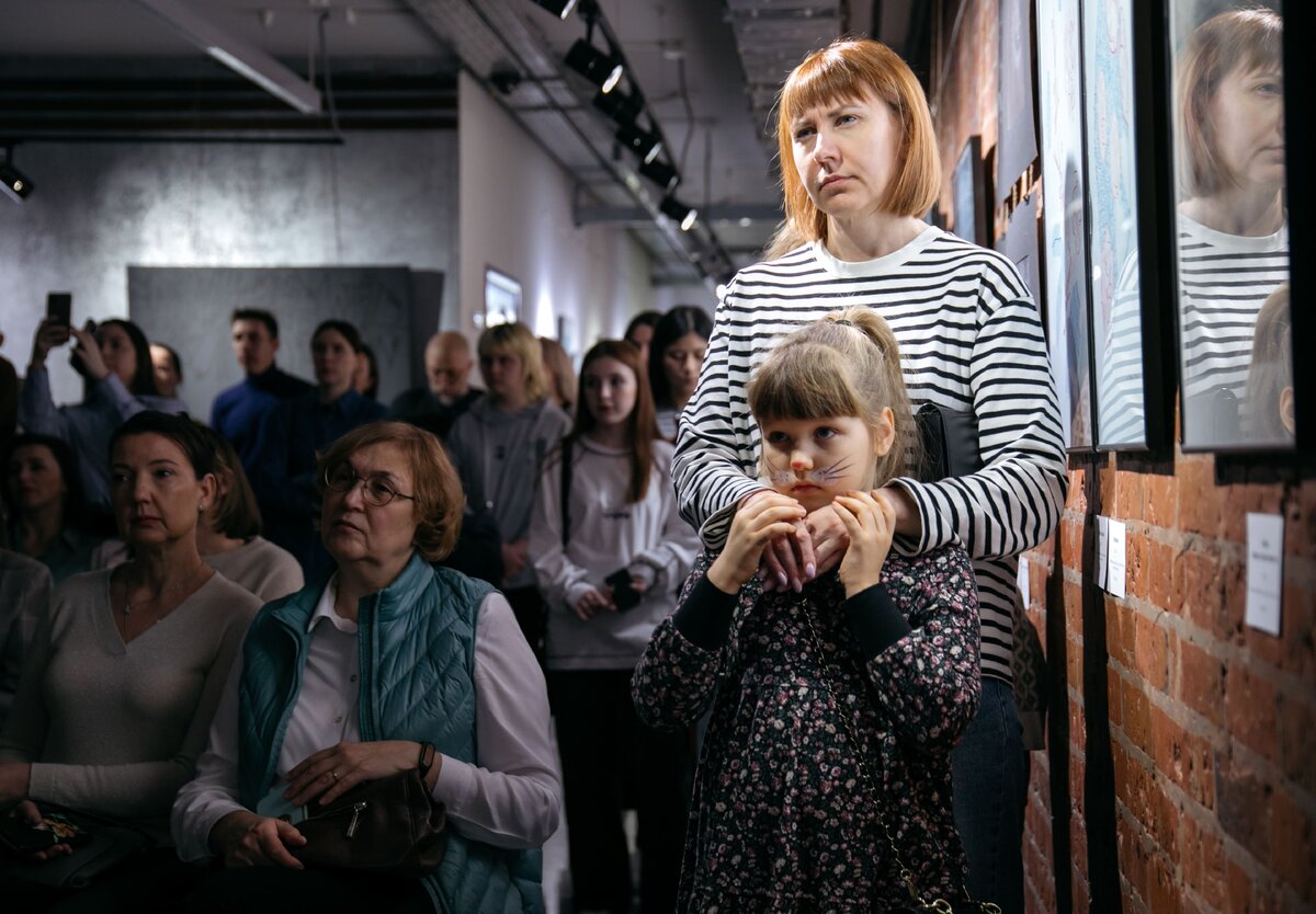    Буквы могут танцевать: в Сургуте открылась выставка каллиграфии и леттеринга