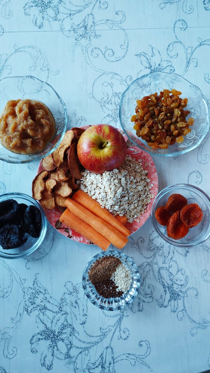 В составе:пюре яблочное,яблоко свежее,яблоки сушенные,морковь,изюм,курага,чернослив,кунжут,семя льна,клетчатка,геркулес.