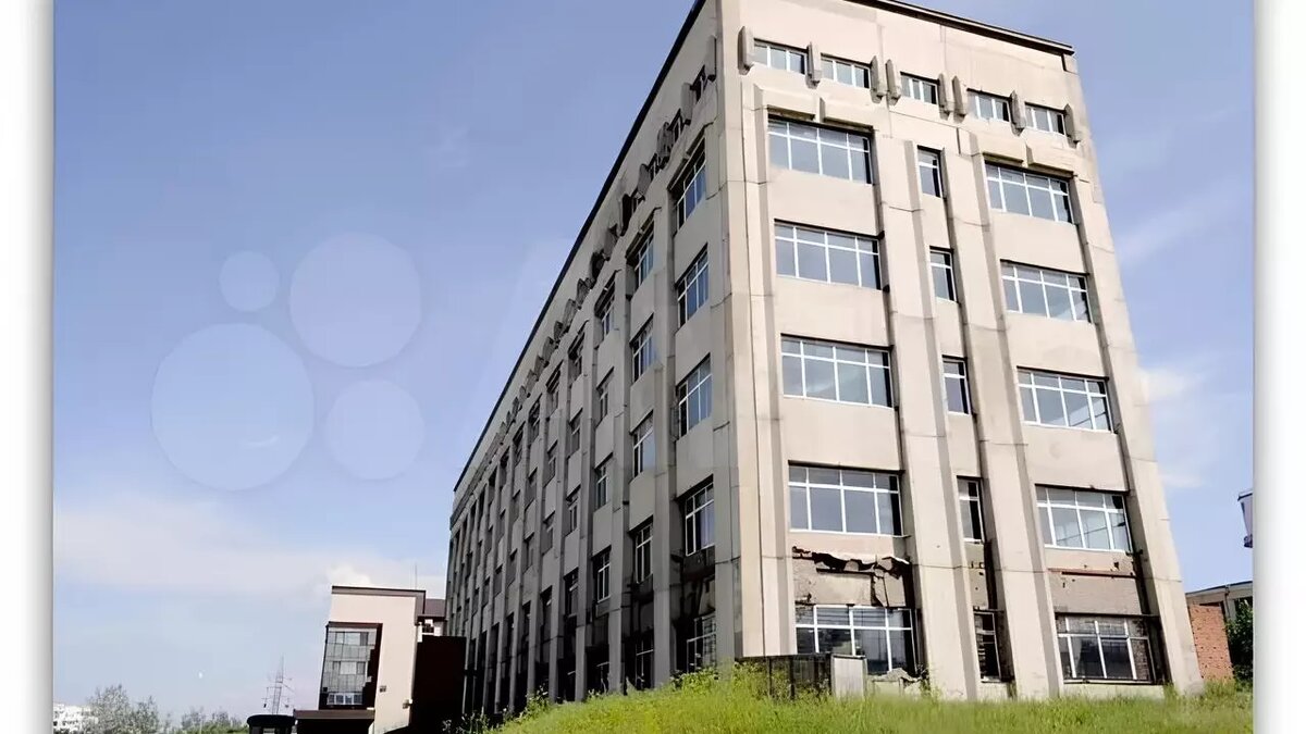     В Красноярске выставили на продажу недостроенное многоэтажное здание на территории завода Красмаш за 126,6 миллиона рублей.