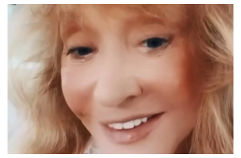 Обратилась к фанатам.