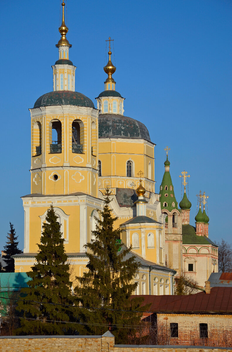 Ильинская церковь — один из красивейших серпуховских храмов. Ее отличают выверенная композиция, удачное сочетание разноразмерных объемов, изысканная «рифмовка» очертаний, выразительная колокольня.