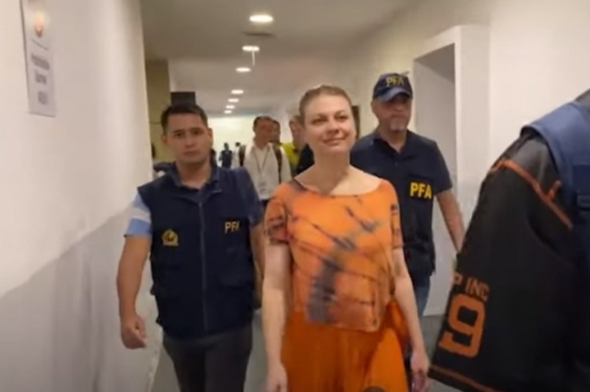    Женщина в ярком наряде с невозмутимым видом и улыбкой шла по коридору.