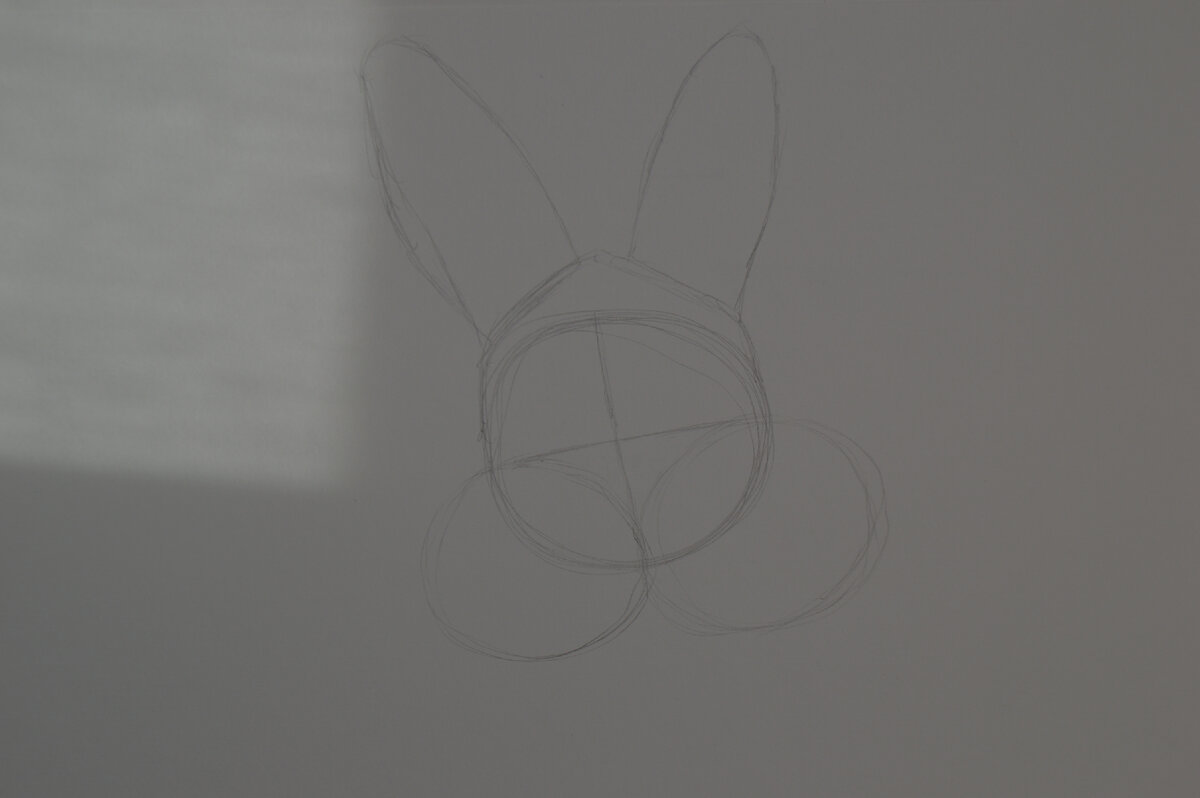 Составляющие нашего кролика-это три шара расположенных в треугольной форме, самый большой шар надо поделить ровно по середине т.к. мы рисуем кролика в анфас. Уши можно изобразить двумя овалами. 