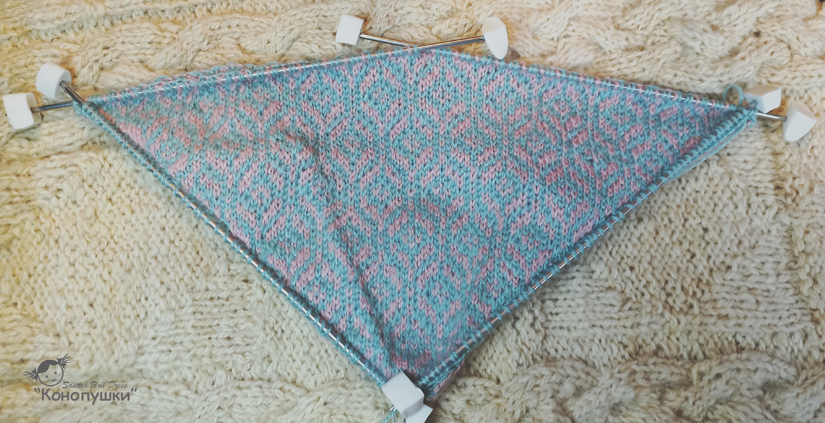 Вот такие импровизированные заглушки у меня на спицах. Это кусочки ластика - привычка из далекого совестского детства, тогда наконечники для спиц в магазинах не продавали.