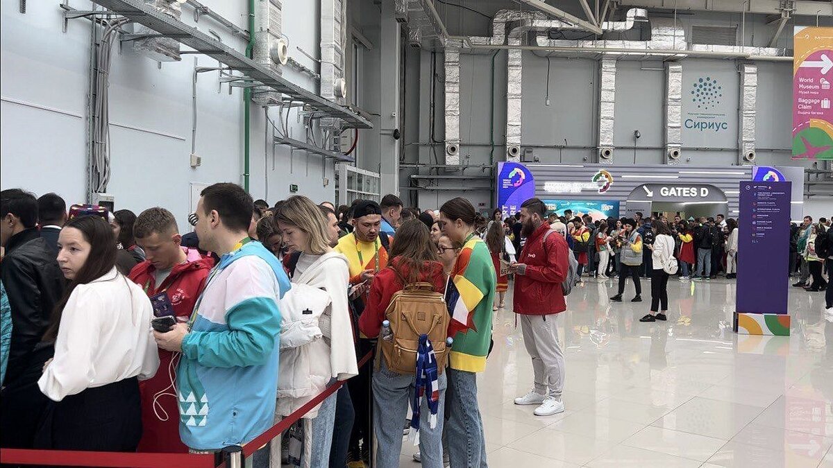    На Всемирном фестивале молодёжи выстроилась очередь желающих послушать Медведева. Фото: телеканал «Краснодар»