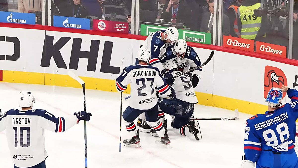     21-летний капитан и защитник нижегородского ХК «Торпедо» Богдан Конюшков прокомментировал поражение команды во время второго матча первого раунда Кубка Гагарина. По его мнению, у хоккеистов не хватило сил. Свои мысли он озвучил корреспонденту издания «Чемпионат».