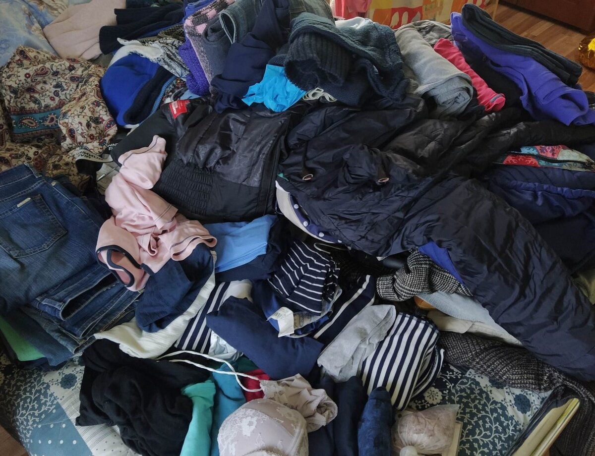 Всю одежду я свалила на диване