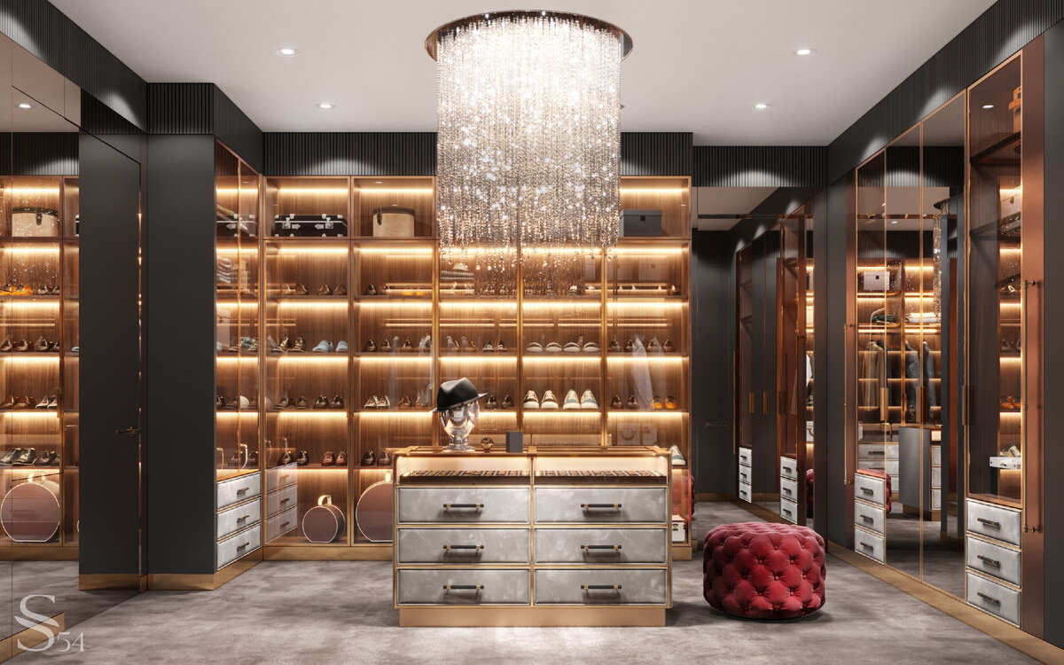 Гардеробная со стеллажом-островом и дизайнерской стеклянной люстрой 