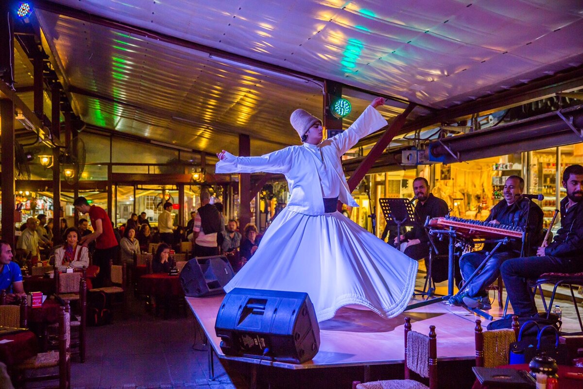 Расстояние между двумя портами равно. По течению реки. Корабли ходят от пристани. Теплоход флагман в марьино причал. Постоянной скоростью.