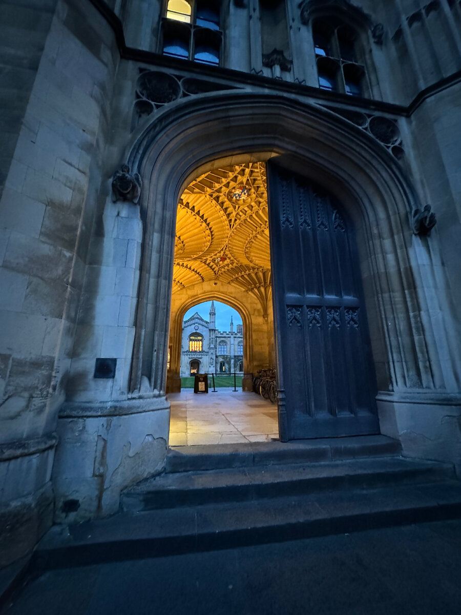 Вход в один из Колледжей Кембриджского университета