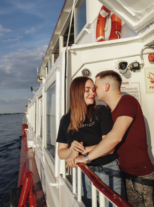 на теплоходе музыка играет картинки. теплоход мелодия. теплоход песня слушать. стильные образы для прогулки на теплоходе. картинка к песне на теплоходе музыка играет.