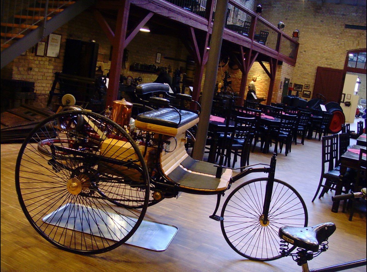 «Patent-Motorwagen № 1», музей доктора Карла Бенца - частный автомобильный музей в Ладенбурге, Баден-Вюртемберг, Германия. Автор фото: Klaus Nahr, исчтоник: Wikipedia