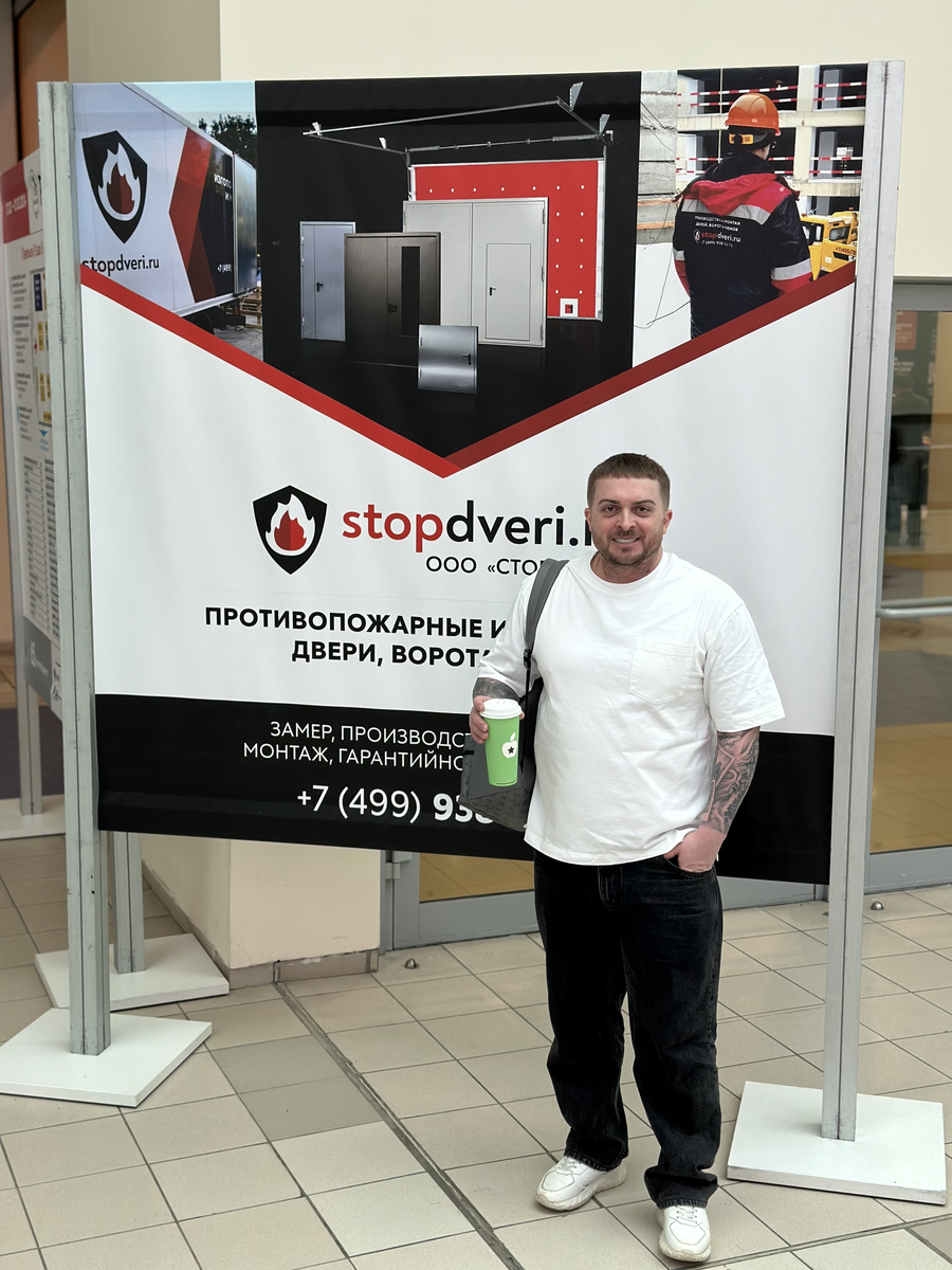 Евгений Зайцев, глава компании СТОПДВЕРИ, у корпоративного стенда на строительной выставке ROSBUILD