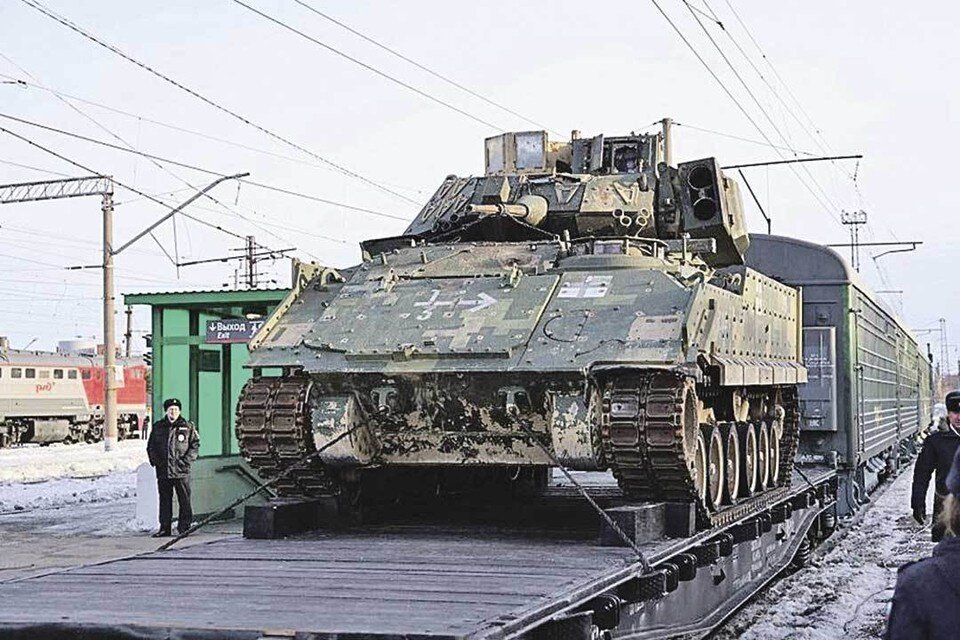    Трофейная БМП «Брэдли», захваченная в Авдеевке, на платформе поезда «Сила - в правде».