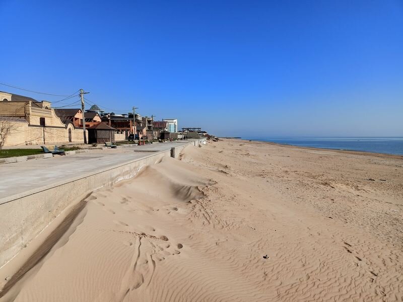 Набережная Каспийского моря в том месте, где мы снимали коттедж