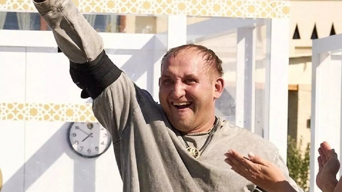     В воскресенье на ТНТ вышла финальная серия «Выжить в Самарканде» — телешоу, где звезды соревнуются на выносливость и логику против участников из народной команды. Победителем нового сезона стал участник из народной команды Александр Лось. Его выигрыш составил 10 млн рублей.